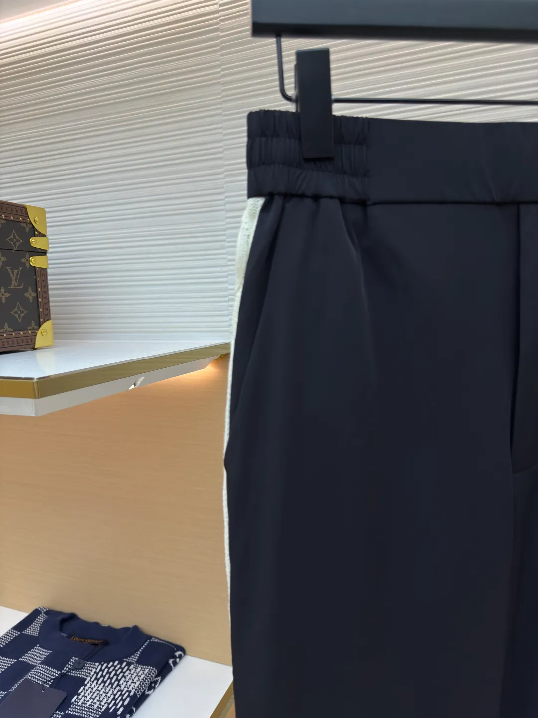 LOUIS VUITTON flower embroidered letter trousers ●Authentic product: Purchased and developed by 9250 ●Item number: 1680157-A85 ●Fabric: nylon twill fabric ●Technology: embroidery production ●Version: Fitted version ●Weight: about 400 grams ●Size: 44-46-48-50 ●Description: The fabric is made of 75D nylon twill with a rubber coating on the bottom to increase the stiffness of the fabric. The front panel is embroidered with a Tajima embroidery machine imported from Japan. The side webbing pieces are all marked with a dot pen by hand. The flat car is used to stitch the webbing back and forth to ensure that the woolen webbing fits smoothly on the cut pieces. The overall routing is straight and delicate. The fabric is comfortable and soft. The color is consistent and has no color difference. It can be matched with the same style to create a fashionable look and control various occasions. Customized accessories, complete three labels, same style for men and women!